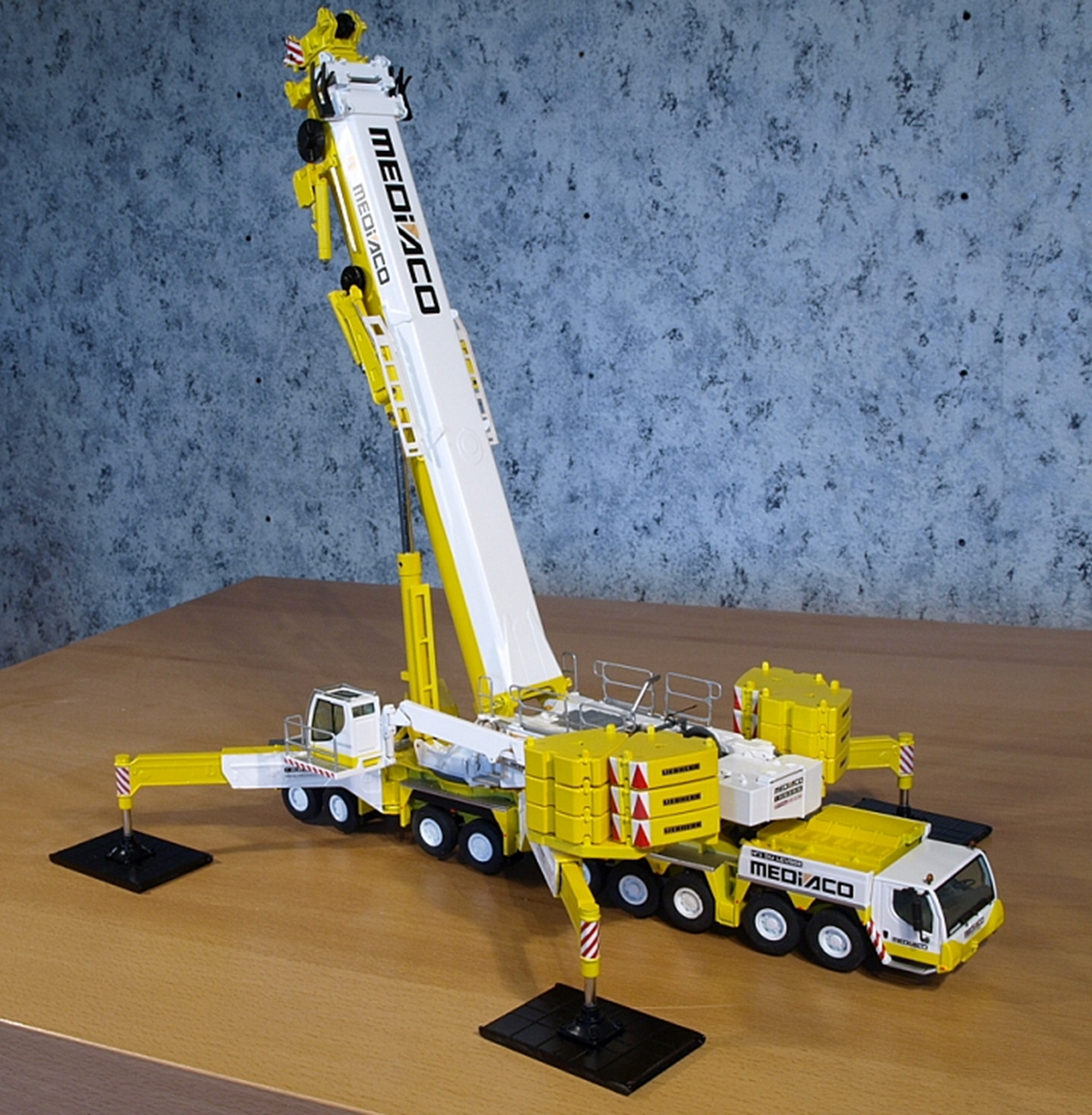 1/50 NZG MEDIACO LIEBHERR LTM 11200 Heavy Lift Mobile Crane – True